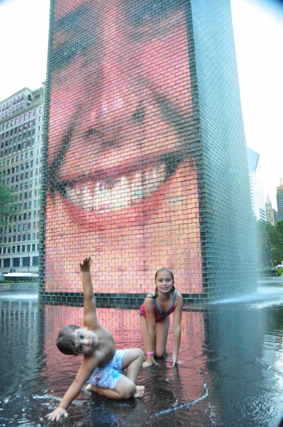 Alegria pura para o André e a Lari na  fonte do parque Millenium, em Chicago, Illinois, nos Estados Unidos